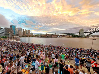 New Years Eve Panoramic Vr The Fireworks At Midnight Panorama 9 00 Pm From Botanic Gardens Posted In Crowd New Years Eve Sydney
